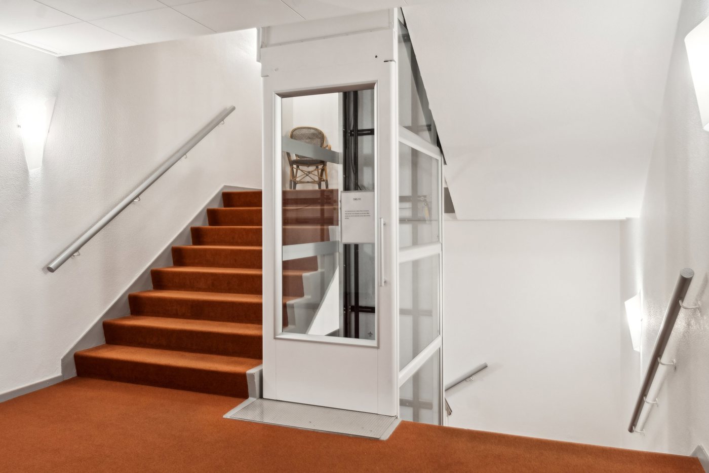 Hovedtrappe med elevator